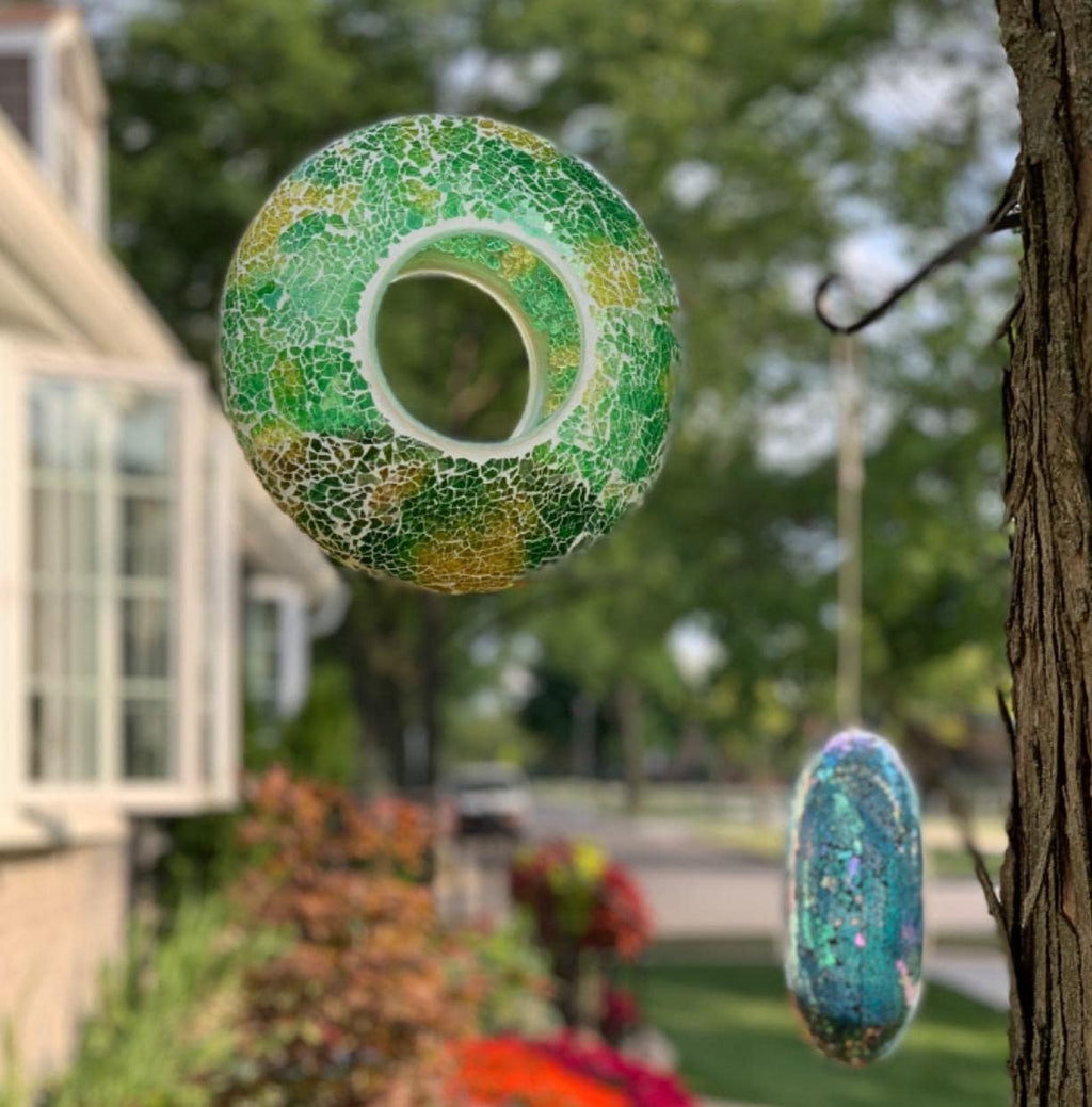 Bird Feeder, round Squirrel-Proof Wild Bird Feeder, Fly-Through Hanging Glass Design, Large Wreath-Shaped Bird Feeder, Mosaic Patterns for Outdoor Gardens and Yards Decoration, Green